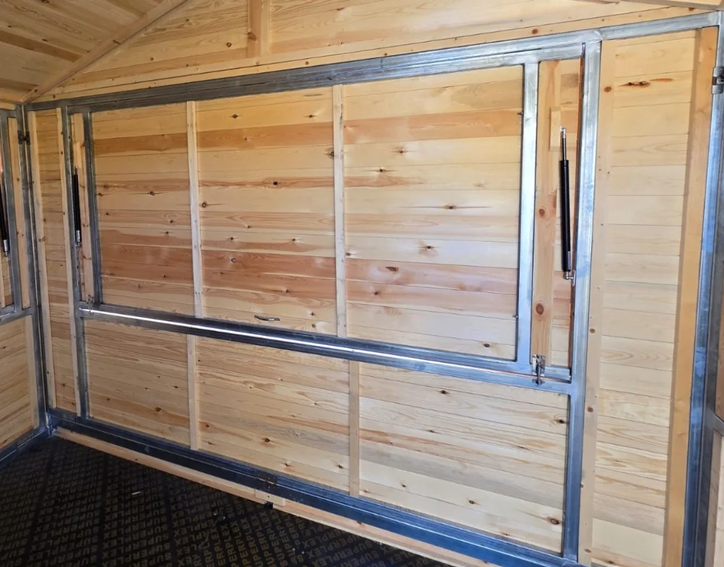 Interior de caseta de madera - paredes machihembradas y estructura de acero galvanizado